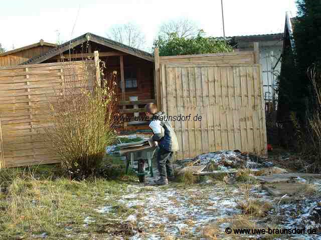 Erik packt fleißig mit an.