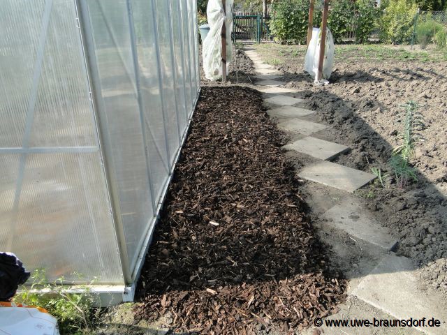 Gewächshäuser mit Rindenmulch einfassen