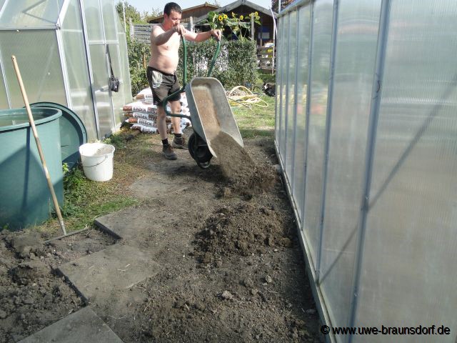 Vorbereitung Gewächshäuser mit Rindenmulch einfassen