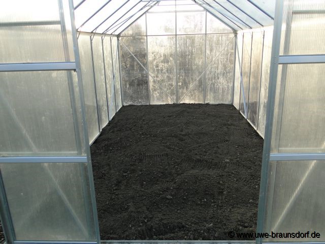 Erde im Gewächshaus auffüllen
