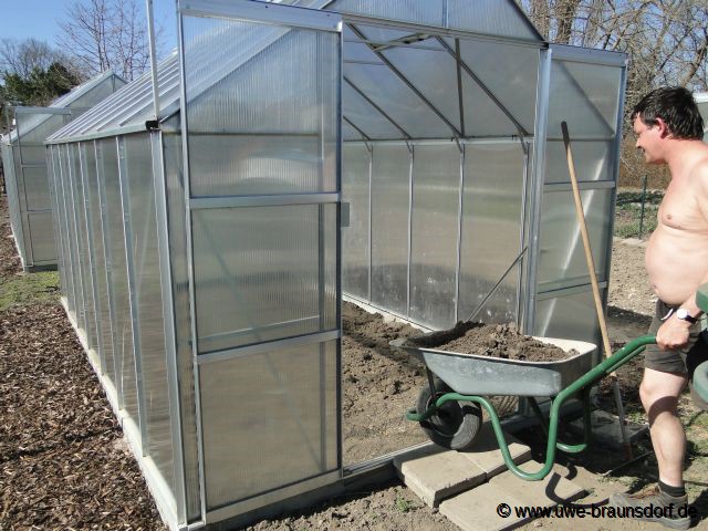 Erde ins Gewächshaus fahren, siehe Rampe