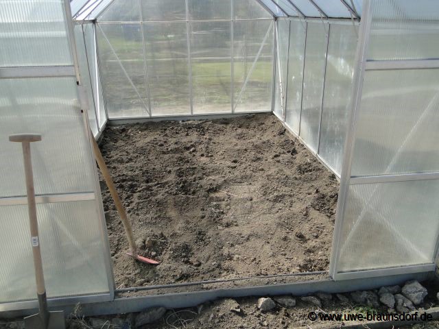 Erde im Gewächshaus komplett entfernt