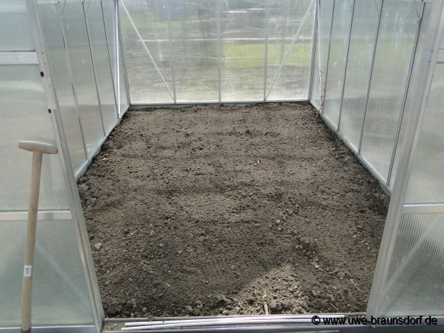 Neue Erde für das Gewächshaus, 16 Schubkarren voll