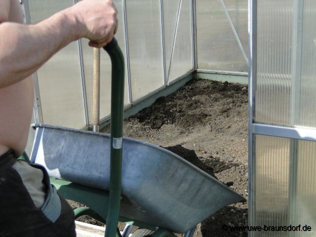 Erde im Gewächshaus auffüllen