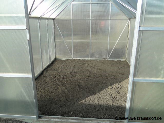 Erde im Gewächshaus auffüllen