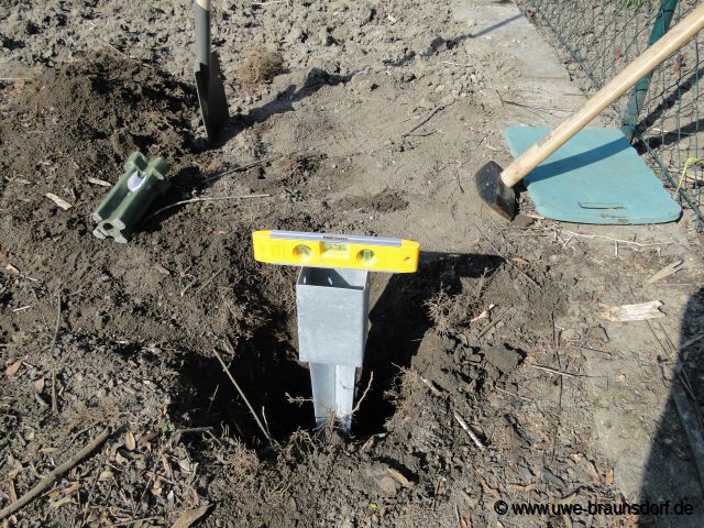 Vorbereitung Bau eines Sichtschutzzaunes, hier: Hülse ausrichten