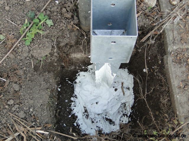 Vorbereitung Bau eines Sichtschutzzaunes, hier: Blitzzement eingefüllt