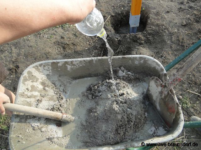 Vorbereitung Bau eines Sichtschutzzaunes, hier: Beton/Estrich Zubereitung