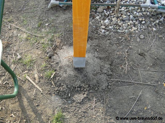 Vorbereitung Bau eines Sichtschutzzaunes, hier: Beton/Estrich eingefüllt