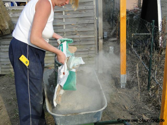 Vorbereitung Bau eines Sichtschutzzaunes, hier: Beton/Estrich Zubereitung, Frauen am Start
