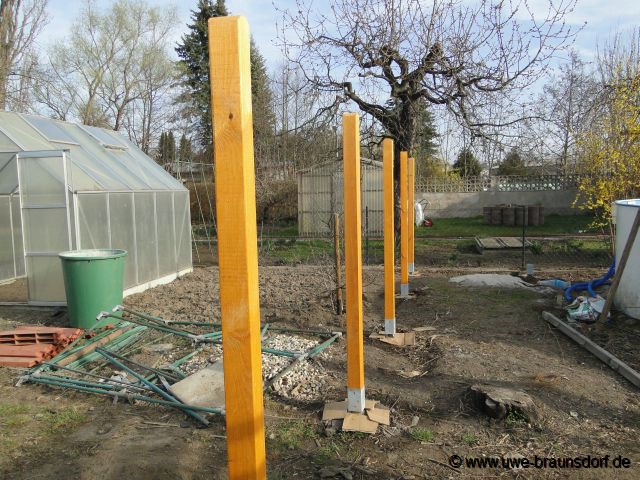  Bau eines Sichtschutzzaunes, hier: Pfosten stellen