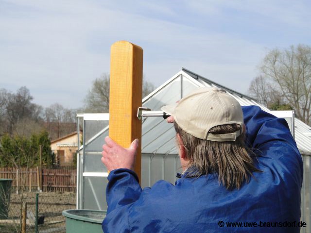  Bau eines Sichtschutzzaunes, hier: Winkel anbringen