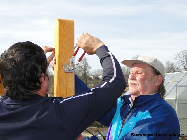  Bau eines Sichtschutzzaunes, hier: Winkel anbringen