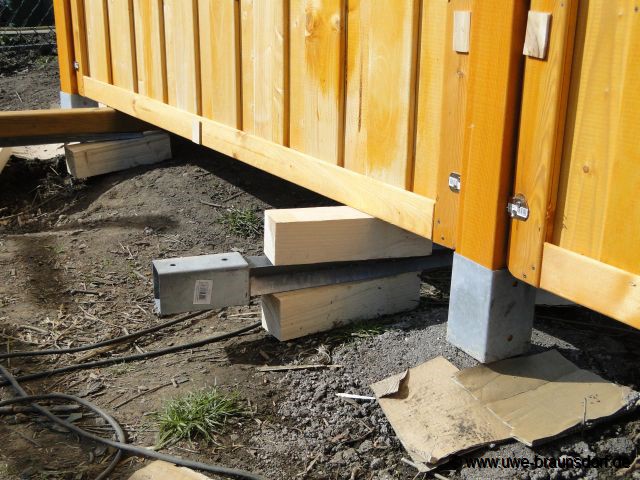  Bau eines Sichtschutzzaunes, hier: Unterlage zum halten des Zaunfeldes