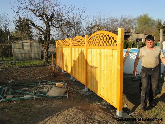  Bau eines Sichtschutzzaunes, hier: fertig