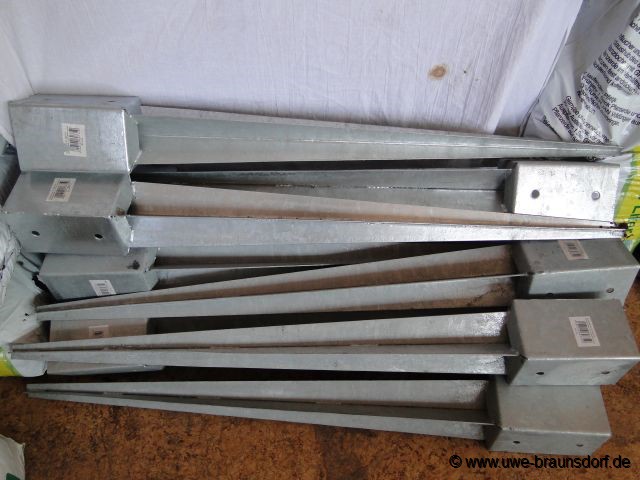 Vorbereitung Bau eines Sichtschutzzaunes, hier: Einschlaghülsen 9x9