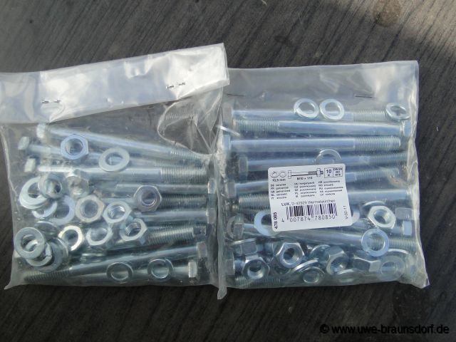  Bau eines Sichtschutzzaunes, hier: Schrauben für Pfosten