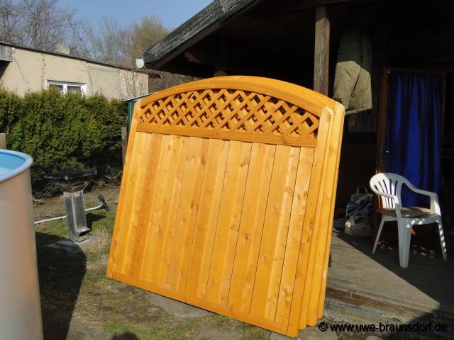 Vorbereitung Bau eines Sichtschutzzaunes, hier: Sichtschutzwände