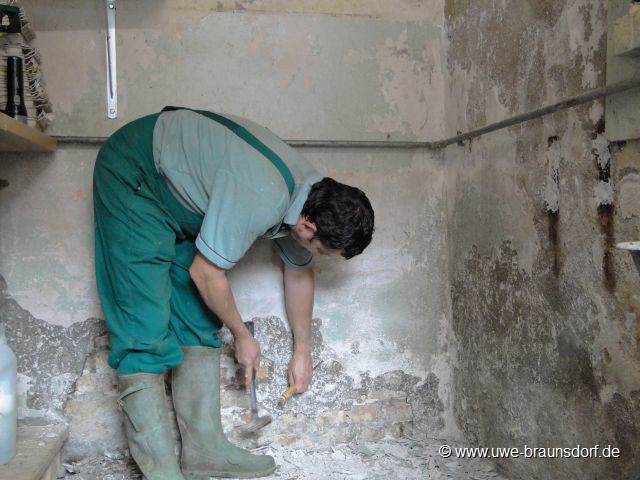erste Renovierungsarbeiten im Waschhaus, hier: alten Putz und Gips entfernen