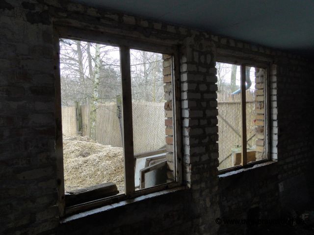 alte Fenster entfernt, neue Scheiben einsetzen