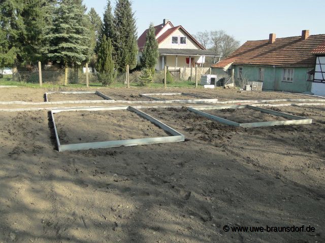 Aufbau Gewächshäuser, hier Rahmen Fundamente Gewächshäuser fertig, ohne Punktfundamente